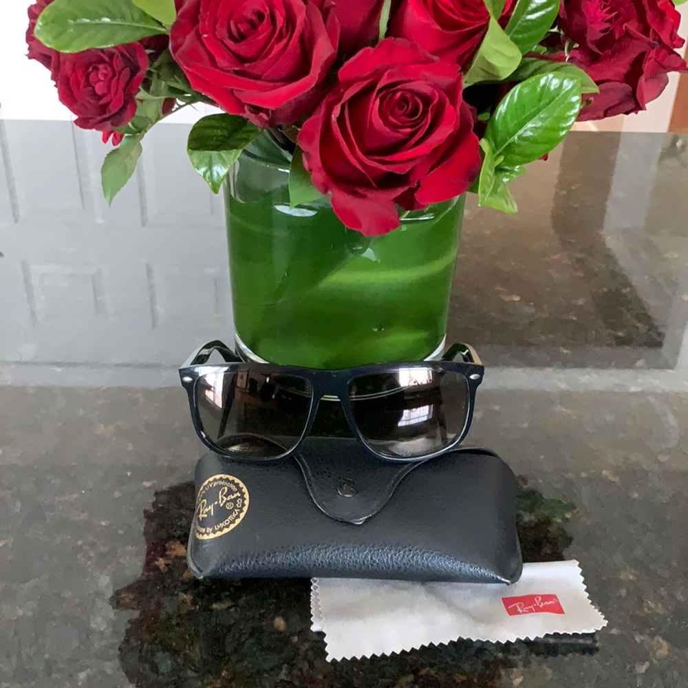 Ray-Ban Wayfarer RB4147 Black and Light Grey Lenses